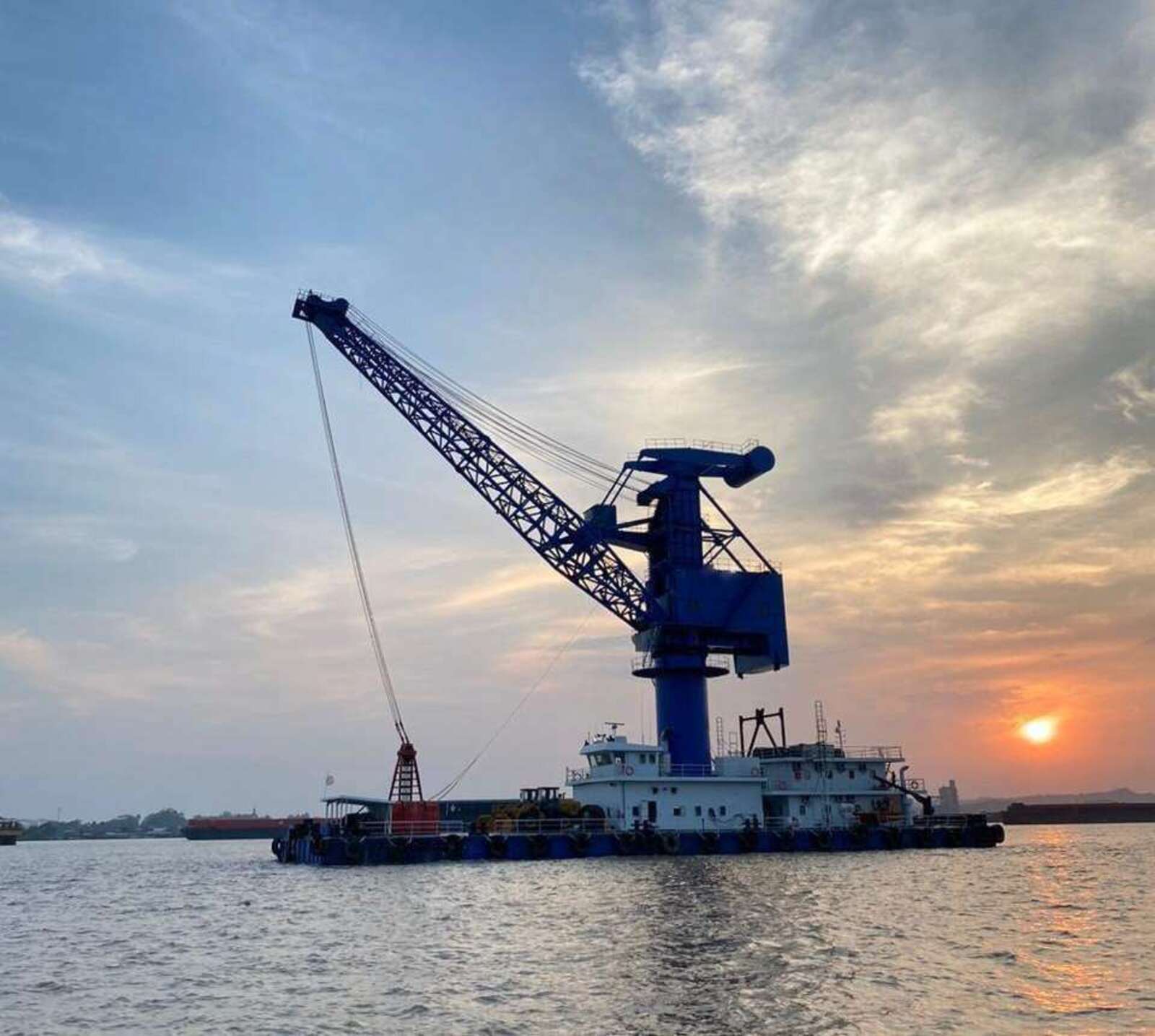 ABAS floating crane FC Hui Hong Dong Jia transshipping bulk cargo at anchorage